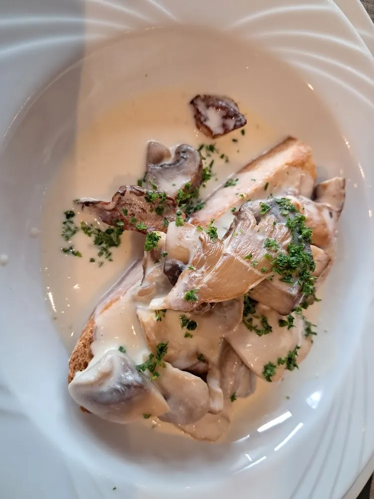 Pain Toasté Sur Un Lit de Champignons